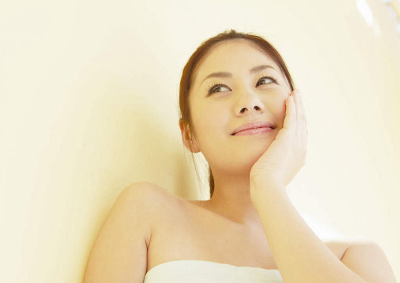 东方人,脸,头,脸颊,手,一个人,笑,微笑,横图,室内,特写,白天,仰视,亚洲,仅一个年轻女性,仅一个女性,仅一个人,撑,阴影,服装,反射,影子,托腮,注视,黄种人,肩膀,衣服,白色,抹胸,观察,看,托,手部,摄影,服饰,影棚,观看,单手,察看,衣着,穿着,关注,托下巴,衣饰,年轻女性,女人,女性,亚洲人,头部,脸部,脸蛋,面部,半身,彩图,低角度拍摄,影棚拍摄,拍摄