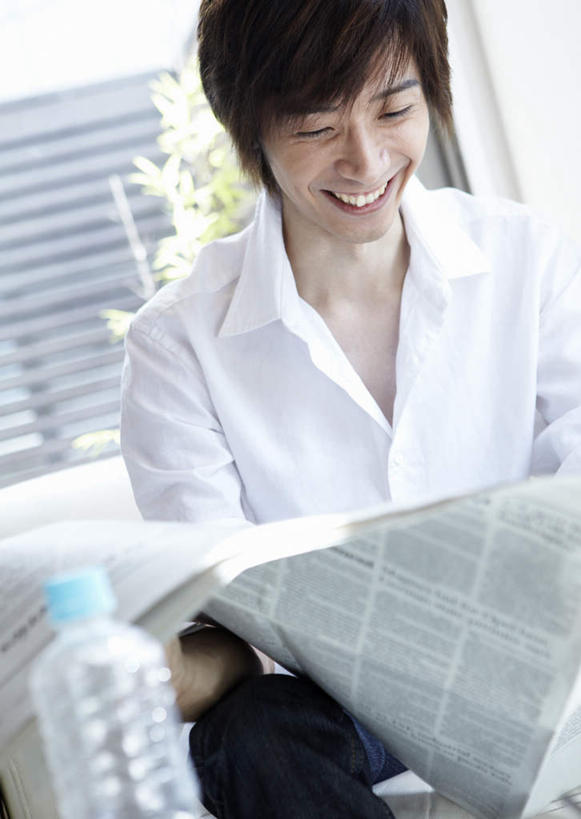 东方人,一个人,客厅,坐,笑,微笑,露齿笑,竖图,室内,白天,正面,衬衫,阅读,水,窗户,沙发,报纸,亚洲,仅一个男性,仅一个人,握,学习,服装,液体,墙,拿,拿着,注视,黄种人,饮用水,玻璃窗,墙壁,墙面,仅一个年轻男性,衣服,白色,瓶子,塑料制品,矿泉水,观察,看,塑料瓶,浏览,握着,服饰,观看,察看,起居室,衣着,穿着,关注,布艺沙发,蒸馏水,衣饰,客堂,男人,男性,年轻男性,亚洲人,坐着,半身,彩图,衬衣