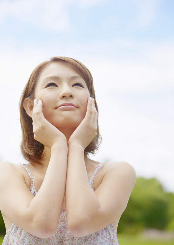 东方人,手,一个人,站,笑,微笑,竖图,室外,白天,仰视,按摩,草地,草坪,植物,吊带,亚洲,双手,仅一个年轻女性,仅一个女性,仅一个人,阴影,服装,朦胧,模糊,光线,影子,云,云朵,云彩,注视,吊带衫,黄种人,草,树,树木,衣服,蓝色,绿色,白色,白云,蓝天,天空,阳光,自然,天,观察,看,站着,享受,健康,手部,保健,服饰,生长,晴朗,成长,观看,察看,衣着,穿着,关注,指压,衣饰,年轻女性,女人,女性,亚洲人,晴空,站立,半身,彩图,低角度拍摄,推拿