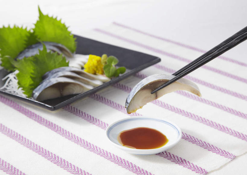 生鱼片,芥末,无人,餐厅,横图,俯视,室内,特写,白天,烹饪,餐桌,筷子,桌子,餐具,叶子,一排,许多,整齐,装饰,碟子,盘,调料,肉,香料,鱼肉,日本料理,鱼片,料理,食品,绿叶,调味品,调味料,文化,传统,酱油,菜肴,美食,肉类,桌布,食物,排列,盘子,碟,日式料理,日式,嫩叶,佳肴,餐台,礼节,马鲛鱼,配菜,队列,礼仪,肉食,蓝点马鲛鱼,鰆鱼,鱍鱼,竹鲛,土魠鱼,马加,梭齿土魠鱼,豉油,叶,叶片,进餐用具,马鲛,彩图,高角度拍摄,餐馆,饭店,饭馆