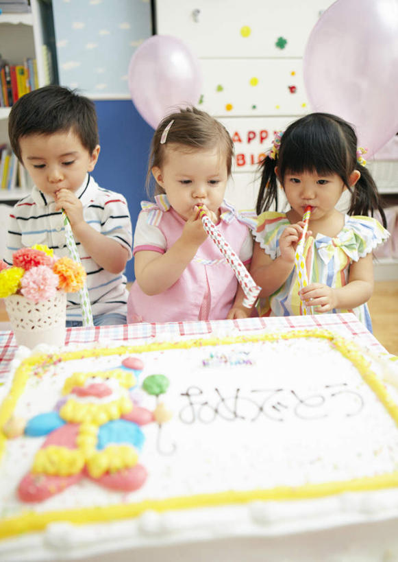 点心,东方人,儿童,三个人,坐,竖图,室内,白天,正面,爱情,聚会,生日,纯洁,书架,花瓶,书籍,玩具,亚洲,许多,握,服装,节日,庆祝,装饰,盛开,英文,标志,文字,字符,塑料,字母,食品,拿,花蕾,拿着,注视,休闲装,黄种人,文化,标识,花,花瓣,花朵,鲜花,食物,糕点,小孩,衣服,黄色,红色,气球,塑料制品,书柜,生日蛋糕,花苞,花蕊,吹,观察,看,庆典,休闲,温馨,休闲服,橡胶,菊花,可爱,童年,童趣,握着,服饰,观看,纪念,英文字母,华丽,修饰,吉祥,点缀,察看,关注,玩具吹卷,童真,橡胶制品,烂漫,无邪,生日聚会,高洁,衬托,美观,雅致,雅观,长寿,怀恋,清净,真情,寿客,秋菊,天真,男孩,男人,男性,女孩,女人,女性,亚洲人,书,图书,坐着,半身,彩图,派对,蛋糕,男生,女生