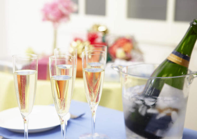 葡萄酒,无人,餐厅,客厅,横图,室内,白天,正面,烹饪,奢侈,西餐,快乐,餐桌,桌子,杯子,餐具,椅子,玻璃,许多,盛开,布料,叉子,瓷器,刀叉,刀子,碟子,高脚杯,桶,勺子,料理,食品,浪漫,花蕾,布纹,菜肴,美食,玻璃制品,酒,酒瓶,桌布,花,花瓣,花朵,鲜花,食物,饮料,红色,盘子,玻璃瓶,餐巾,酒杯,容器,水杯,调羹,台布,香槟,花苞,花蕊,橙色,西式,诱惑,佳肴,餐台,储藏,起居室,储存,铁勺,香槟杯,冰桶,香槟桶,气泡酒,起泡酒,汽酒,玻璃杯,餐桌布,彩图,高兴,欢笑,餐馆,饭店,饭馆,贮存