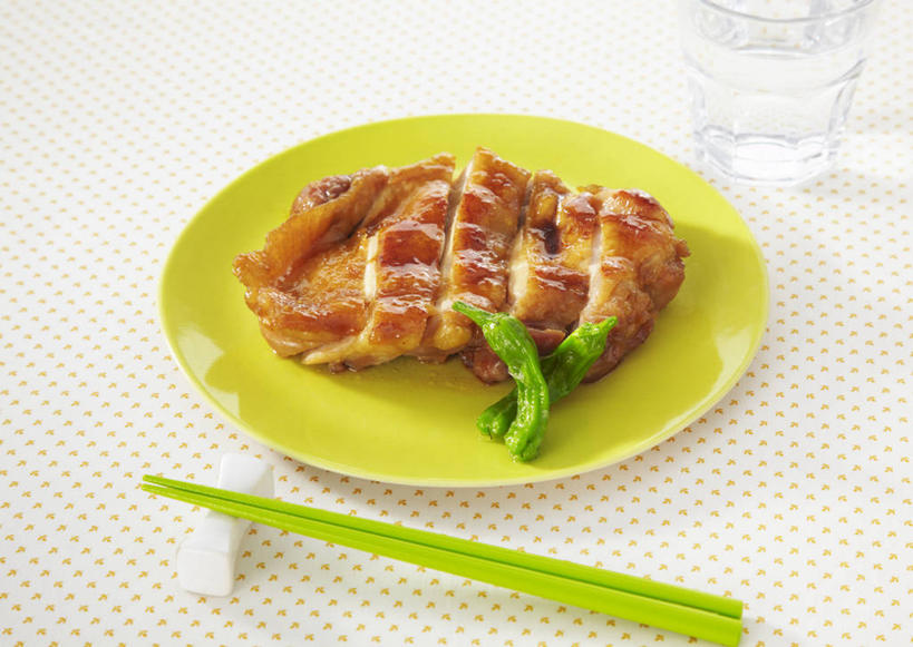 无人,横图,俯视,室内,特写,白天,烹饪,水,筷子,桌面,桌子,杯子,餐具,切开,木制,碟子,盘,液体,青椒,鸡肉,肉,日本料理,料理,食品,筷架,筷枕,文化,饮用水,传统,菜肴,美食,肉类,玻璃制品,食物,盘子,木制品,水杯,碟,日式料理,矿泉水,切,日式,摄影,佳肴,影棚,礼节,筷子架,礼仪,剖面,肉食,蒸馏水,切面,大椒,菜椒,玻璃杯,进餐用具,甜椒,柿子椒,灯笼椒,彩图,高角度拍摄,影棚拍摄,拍摄