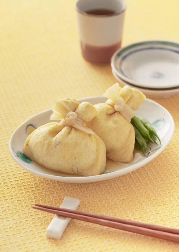 无人,竖图,俯视,室内,特写,白天,烹饪,筷子,桌面,桌子,蔬菜,杯子,餐具,新鲜,木制,碟子,盘,陶瓷,青椒,日本料理,料理,食品,筷架,陶瓷制品,筷枕,文化,传统,豆腐皮,菜肴,美食,食物,一个,盘子,木制品,容器,纸制品,碟,碗,日式料理,日式,佳肴,有机食品,绿色食品,单个,储藏,纸杯,礼节,筷子架,储存,一次性杯子,腐竹,礼仪,大椒,菜椒,豆腐衣,油皮,进餐用具,甜椒,柿子椒,灯笼椒,彩图,高角度拍摄,贮存