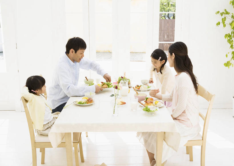 点心,面包,东方人,儿童,中年人,四个人,家庭,夫妻,母亲,父亲,女儿,儿子,坐,笑,微笑,露齿笑,横图,室内,白天,正面,爱情,烹饪,西餐,纯洁,植物,餐桌,窗户,窗帘,桌子,蔬菜,餐具,椅子,亚洲,握,服装,新鲜,装饰,碟子,盘,盆栽,陶瓷,墙,生食,蔬菜沙拉,三明治,沙拉,料理,食品,面点,盆景,陶瓷制品,浪漫,拿,拿着,扭头,注视,休闲装,黄种人,色拉,沙律,菜肴,美食,玻璃窗,墙壁,墙面,食物,糕点,小孩,衣服,绿色,自然,帘子,盘子,容器,碟,碗,快餐,观察,看,靠,靠着,转头,休闲,温暖,温馨,父女,父子,母女,母子,一家人,休闲服,遮阳,恩爱,父爱,可爱,母爱,童年,童趣,西式,握着,恋人,服饰,佳肴,有机食品,绿色食品,生长,成长,餐台,观看,色拉酱,储藏,华丽,修饰,点缀,和睦,察看,储存,关注,千岛酱,童真,西式快餐,烂漫,无邪,小圆面包,三文治,衬托,美观,雅致,雅观,天真,男孩,男人,男性,年轻女性,女孩,女人,女性,中年男性,亚洲人,孩子,年轻人,夫妇,情侣,坐着,半身,彩图,伴侣,融洽,贮存,男生,女生