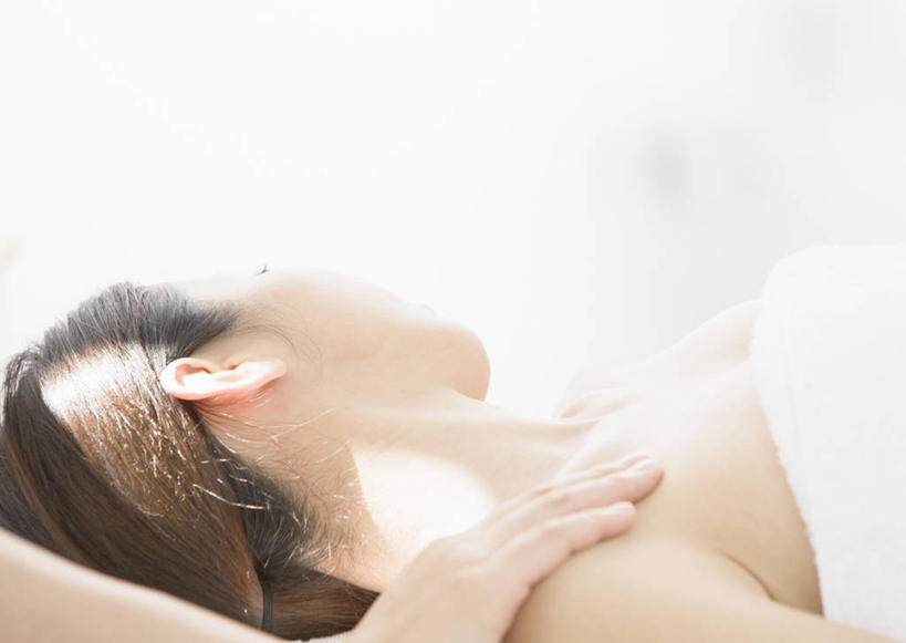 东方人,两个人,按摩师,躺,横图,俯视,室内,白天,按摩,床,亚洲,纺织物,床单,扭头,黄种人,被子,顾客,白色,毛巾,清洁,转头,享受,健康,保健,保暖,被单,透气,指压,按摩床,防水,主顾,储水,耐磨,吸水,卧着,年轻女性,女人,女性,亚洲人,技师,躺着,卧,半身,彩图,高角度拍摄,推拿,搓背床,理疗床,美容床,指压床,保健人员