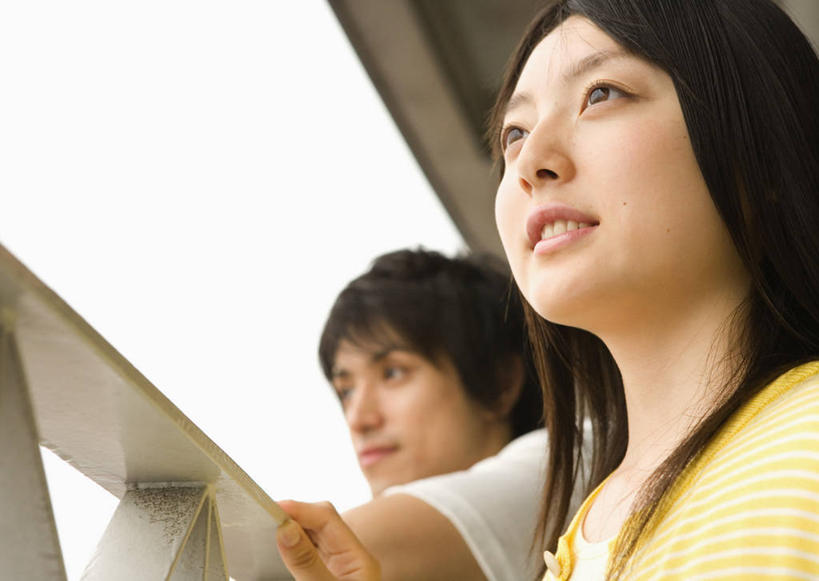 东方人,脸,头,脸颊,手,两个人,栏杆,露台,站,笑,微笑,露齿笑,横图,室外,特写,白天,仰视,爱情,阳台,亚洲,阴影,服装,光线,影子,墙,围栏,浪漫,扭头,注视,休闲装,黄种人,护栏,肩膀,墙壁,墙面,衣服,阳光,观察,看,趴着,站着,转头,休闲,温暖,温馨,手部,休闲服,恩爱,搭,恋人,服饰,观看,单手,和睦,察看,搭着,关注,男人,男性,年轻男性,年轻女性,女人,女性,亚洲人,头部,脸部,脸蛋,面部,情侣,趴,站立,半身,彩图,低角度拍摄,露天阳台,伴侣,融洽