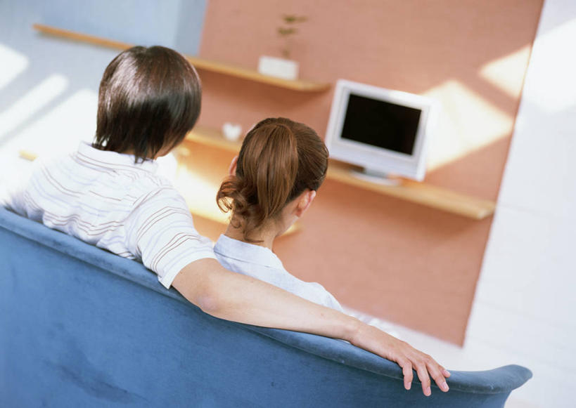 东方人,两个人,家庭,夫妻,客厅,坐,横图,室内,白天,爱情,沙发,电视,亚洲,服装,环保,墙,浪漫,置物架,休闲装,黄种人,架子,墙壁,墙面,背面,衣服,绿色,液晶电视,靠,靠着,休闲,温暖,温馨,一家人,休闲服,恩爱,清晰,搭,恋人,服饰,轻薄,能源,回收,和睦,资源,起居室,搭着,彩电,陈列架,布艺沙发,利用,便携,低碳,循环,彩色电视机,持续,搁架,客堂,男人,男性,年轻男性,年轻女性,女人,女性,亚洲人,年轻人,夫妇,情侣,电视机,坐着,半身,彩图,伴侣,融洽,高清