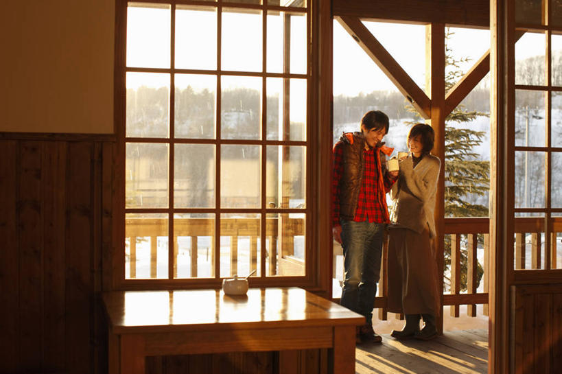 东方人,两个人,栏杆,露台,站,笑,微笑,露齿笑,横图,室内,白天,正面,爱情,植物,窗户,地板,落地窗,阳台,桌面,桌子,杯子,亚洲,握,服装,木制,陶瓷,墙,围栏,陶瓷制品,地面,浪漫,拿,拿着,扭头,注视,休闲装,黄种人,护栏,木地板,玻璃窗,墙壁,墙面,树,树木,衣服,绿色,自然,马克杯,木制品,水杯,观察,看,站着,转头,休闲,温暖,温馨,休闲服,恩爱,握着,恋人,服饰,生长,成长,观看,和睦,察看,关注,男人,男性,年轻男性,年轻女性,女人,女性,亚洲人,情侣,站立,彩图,全身,露天阳台,伴侣,融洽