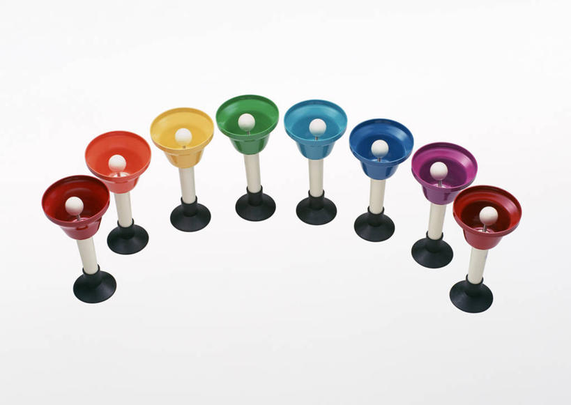 无人,横图,俯视,彩色,室内,特写,白天,白色背景,静物,一排,许多,阴影,整齐,反射,影子,乐器,很多,排列,摄影,影棚,五颜六色,打击乐器,色彩斑斓,节奏,节拍,队列,五彩缤纷,五彩斑斓,五光十色,彩图,高角度拍摄,影棚拍摄,拍摄,手摇铃