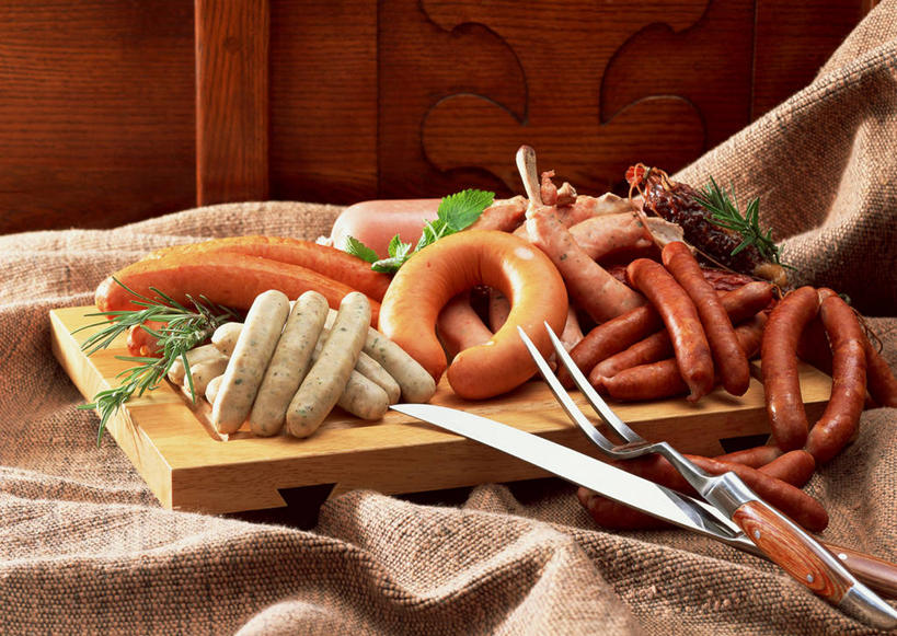 无人,横图,俯视,室内,特写,白天,餐桌,桌子,餐具,叶子,一堆,一块,许多,阴影,堆叠,堆积,花纹,装饰,反射,布,叉子,刀叉,刀子,图案,影子,肉,香肠,绿叶,案板,腊肠,很多,布纹,猪肉,肉类,砧板,两个,嫩叶,餐台,堆,华丽,修饰,布匹,点缀,配菜,餐刀,肉食,餐叉,豚肉,衬托,美观,雅致,雅观,叶,叶片,进餐用具,彩图,高角度拍摄