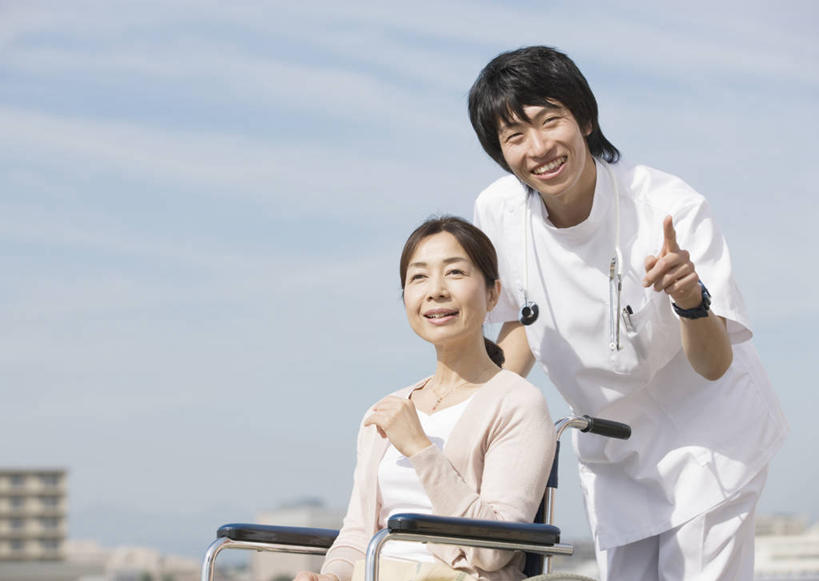 东方人,两个人,病人,高楼大厦,站,坐,笑,微笑,露齿笑,横图,室外,白天,正面,工作服,制服,大厦,建筑,摩天大楼,亚洲,指,阴影,服装,时间,光线,时钟,手表,影子,云,云朵,计时,云彩,注视,休闲装,黄种人,方向,衣服,蓝色,白云,蓝天,天空,阳光,钟表,天,观察,看,手势,站着,护工,休闲,休闲服,表,护理,服饰,晴朗,观看,照顾,腕表,察看,指向,食指,关注,病患,护理工,照看,护理员,工作制服,男人,男性,年轻男性,女人,女性,中年女性,亚洲人,患者,就医者,钟,晴空,站立,坐着,半身,彩图,工作套服,大楼,高层建筑,高楼,摩天楼