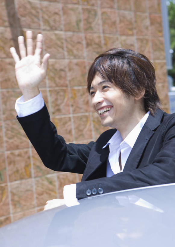 东方人,一个人,站,举,笑,微笑,露齿笑,竖图,室外,白天,侧面,衬衫,西装,汽车,亚洲,仅一个男性,仅一个人,套装,服装,正装,墙,挥手,注视,职业装,黄种人,再见,墙壁,墙面,车,仅一个年轻男性,衣服,交通工具,轿车,观察,看,手势,托,站着,招手,服饰,告别,观看,察看,衣着,穿着,关注,载具,摆动,离别,辞行,衣饰,男人,男性,年轻男性,亚洲人,举起,举手,举着,向上举,向上伸,向上托,站立,半身,彩图,衬衣