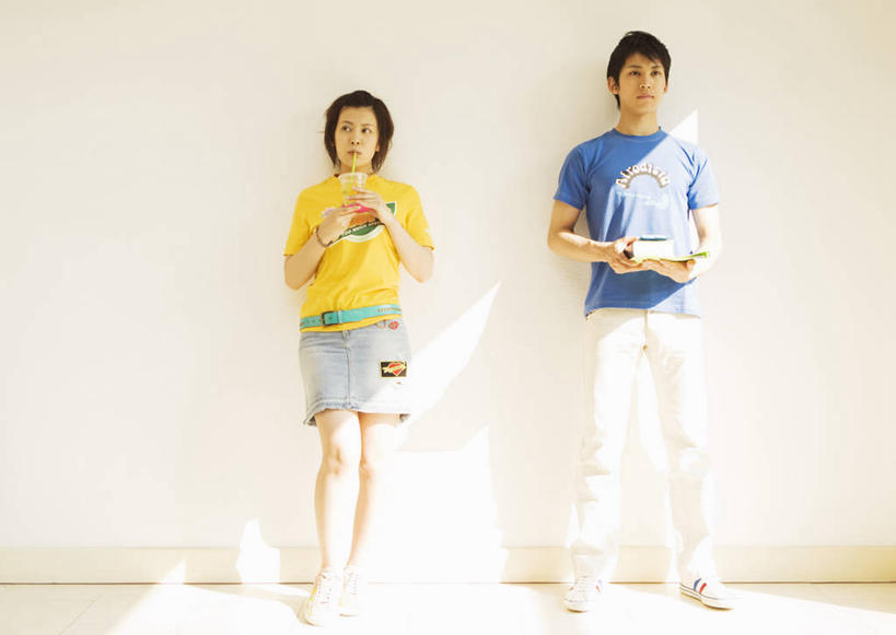 果汁,东方人,两个人,站,捧,笑,微笑,露齿笑,横图,室内,白天,白色背景,正面,爱情,杯子,书籍,亚洲,阴影,服装,反射,影子,饮品,浪漫,注视,休闲装,黄种人,玻璃制品,饮料,衣服,水杯,观察,看,站着,休闲,温暖,温馨,休闲服,恩爱,恋人,摄影,服饰,影棚,观看,和睦,察看,关注,可口,字典,适口,男人,男性,年轻男性,年轻女性,女人,女性,亚洲人,情侣,玻璃杯,书,图书,端,端着,捧着,手捧,站立,彩图,全身,影棚拍摄,拍摄,伴侣,融洽