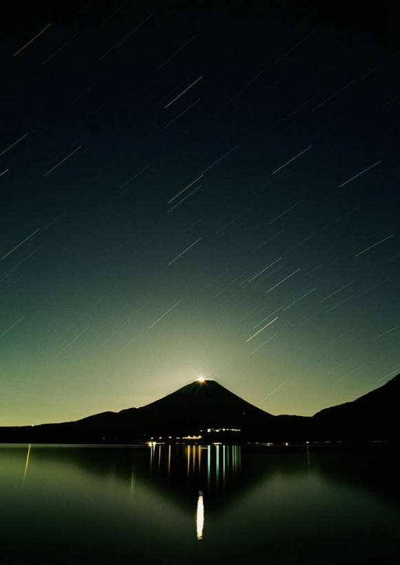 无人,竖图,室外,夜晚,正面,神秘,湖,湖泊,火山,极光,流星,美景,山,山脉,水,星空,夜景,富士山,静冈县,日本,亚洲,湖面,景观,山峰,水流,水面,山峦,背光,辉煌,浪漫,美丽,文化,倒影,湖水,群山,祈祷,灿烂,景色,许愿,海尔波普彗星,彗星,气象,华丽,祈求,天体,倒映,美好,天文,神奇,逆光,东亚,天文学,本州,本州岛,日本国,中部地方,静冈,山梨,山梨县,绚烂,光耀,反照,极光带,极光弧,极光幔,极光芒,极光片,扫把星,扫帚星,活火山,流星雨,星夜,夜空,彩图,海尔.波普彗星