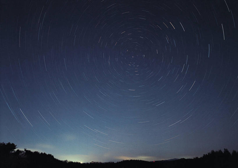 无人,横图,室外,夜晚,正面,神秘,宇宙,极光,森林,山,山脉,树林,星空,植物,夜景,山峰,山峦,背光,辉煌,浪漫,美丽,树,树木,绿色,自然,群山,灿烂,星座,生长,成长,气象,华丽,美好,天文,占卜,神奇,逆光,天文学,绚烂,星相,占星,光耀,仙后座,极光带,极光弧,极光幔,极光芒,极光片,星夜,夜空,彩图