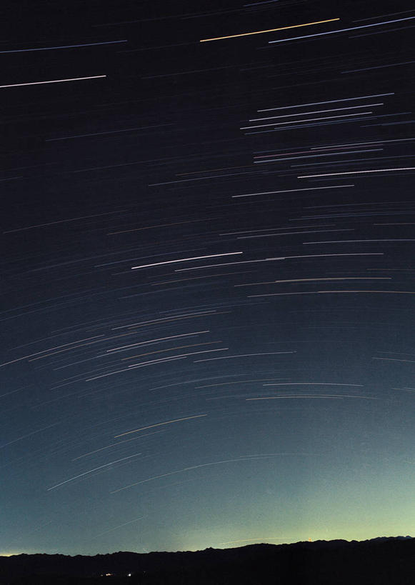 无人,竖图,室外,夜晚,正面,神秘,宇宙,极光,森林,山,山脉,树林,星空,植物,夜景,山峰,山峦,背光,辉煌,浪漫,美丽,树,树木,绿色,自然,群山,灿烂,星座,生长,成长,气象,华丽,美好,天文,占卜,神奇,逆光,天文学,绚烂,星相,占星,光耀,仙后座,极光带,极光弧,极光幔,极光芒,极光片,星夜,夜空,彩图
