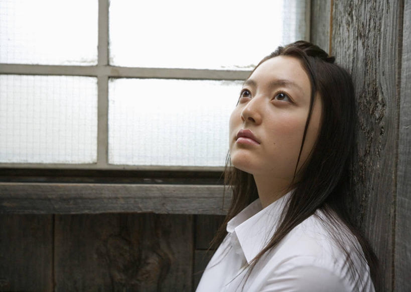 东方人,一个人,坐,横图,室内,白天,侧面,制服,窗户,亚洲,仅一个年轻女性,仅一个女性,仅一个人,阴影,服装,反射,木制,影子,墙,黄种人,玻璃窗,墙壁,墙面,木制品,靠,靠着,倚靠,校服,倚着,学生服,年轻女性,女人,女性,亚洲人,抬头,仰头,坐着,半身,彩图