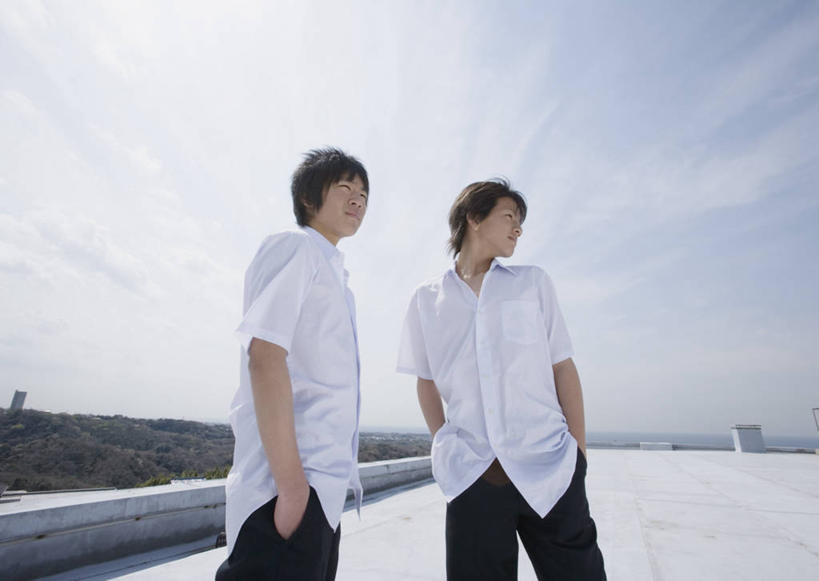 东方人,两个人,伙伴,朋友,露台,站,横图,室外,白天,正面,衬衫,制服,友谊,植物,阳台,亚洲,阴影,服装,光线,影子,云,云朵,云彩,扭头,注视,黄种人,树,树木,蓝色,绿色,白色,白云,蓝天,天空,阳光,自然,天,观察,看,站着,转头,同学,校服,生长,晴朗,成长,观看,察看,双手插袋,校友,关注,手插袋,学生服,双手抄兜,双手放兜,同窗,学友,友情,男人,男性,年轻男性,亚洲人,晴空,插兜,两手抄兜,两手放兜,手插兜,手放口袋,站立,半身,彩图,衬衣,露天阳台,日本校服,手抄兜