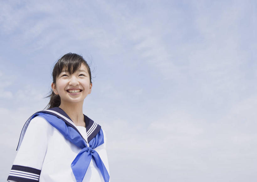 东方人,一个人,学生,站,笑,微笑,露齿笑,横图,室外,白天,仰视,制服,亚洲,仅一个年轻女性,仅一个女性,仅一个人,阴影,服装,光线,影子,云,云朵,云彩,注视,黄种人,领巾,蓝色,白云,蓝天,天空,阳光,天,观察,看,站着,校服,晴朗,观看,察看,关注,水手服,学生服,年轻女性,女人,女性,亚洲人,晴空,站立,半身,彩图,低角度拍摄,领饰,女生校服,女子校服,日本校服,水兵服