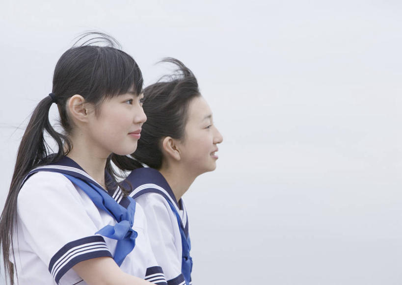 东方人,两个人,伙伴,朋友,坐,笑,微笑,露齿笑,横图,室外,白天,侧面,制服,友谊,亚洲,阴影,服装,朦胧,模糊,光线,影子,注视,黄种人,领巾,蓝色,蓝天,天空,阳光,天,观察,看,同学,校服,晴朗,观看,察看,校友,关注,水手服,学生服,万里无云,同窗,学友,友情,年轻女性,女人,女性,亚洲人,晴空,晴空万里,坐着,半身,彩图,领饰,女生校服,女子校服,日本校服,水兵服