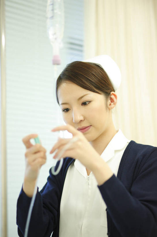 东方人,一个人,护士,医院,站,竖图,室内,白天,正面,工作服,制服,亚洲,仅一个年轻女性,仅一个女性,仅一个人,握,服装,拿,拿着,注视,黄种人,衣服,观察,看,站着,针管,针筒,握着,注射,服饰,观看,察看,医疗,医疗设备,注射器,白衣天使,输液,衣着,穿着,关注,打点滴,医疗机构,输液瓶,静脉输液,工作制服,衣饰,年轻女性,女人,女性,亚洲人,站立,半身,彩图,工作套服,病院,诊所