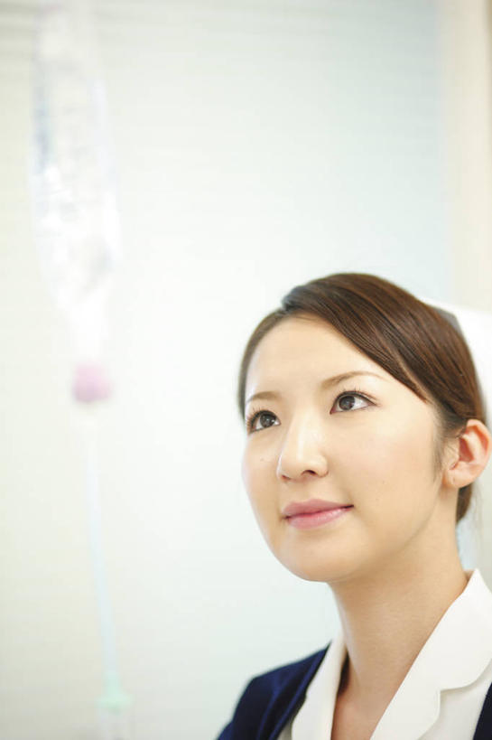 东方人,脸,头,脸颊,一个人,医院,站,笑,微笑,竖图,室内,特写,白天,正面,工作服,制服,亚洲,仅一个年轻女性,仅一个女性,仅一个人,服装,注视,黄种人,肩膀,衣服,观察,看,站着,针管,针筒,注射,服饰,观看,察看,医疗,医疗设备,注射器,输液,衣着,穿着,关注,打点滴,医疗机构,输液瓶,静脉输液,工作制服,衣饰,年轻女性,女人,女性,亚洲人,头部,脸部,脸蛋,面部,站立,半身,彩图,工作套服,病院,诊所