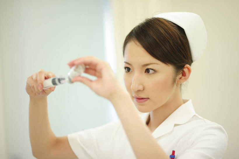 东方人,一个人,护士,医院,站,横图,室内,白天,正面,工作服,制服,亚洲,仅一个年轻女性,仅一个女性,仅一个人,握,服装,朦胧,模糊,罐子,拿,拿着,注视,黄种人,玻璃制品,衣服,玻璃瓶,瓶子,观察,看,站着,针管,针筒,握着,注射,服饰,观看,察看,医疗,医疗设备,注射器,白衣天使,衣着,穿着,关注,医疗机构,工作制服,衣饰,年轻女性,女人,女性,亚洲人,站立,半身,彩图,工作套服,病院,诊所