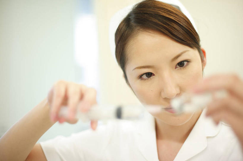 东方人,一个人,护士,医院,站,横图,室内,白天,正面,工作服,制服,亚洲,仅一个年轻女性,仅一个女性,仅一个人,握,服装,朦胧,模糊,罐子,拿,拿着,注视,黄种人,玻璃制品,衣服,玻璃瓶,瓶子,观察,看,站着,针管,针筒,握着,注射,服饰,观看,察看,医疗,医疗设备,注射器,白衣天使,衣着,穿着,关注,医疗机构,工作制服,衣饰,年轻女性,女人,女性,亚洲人,站立,半身,彩图,工作套服,病院,诊所