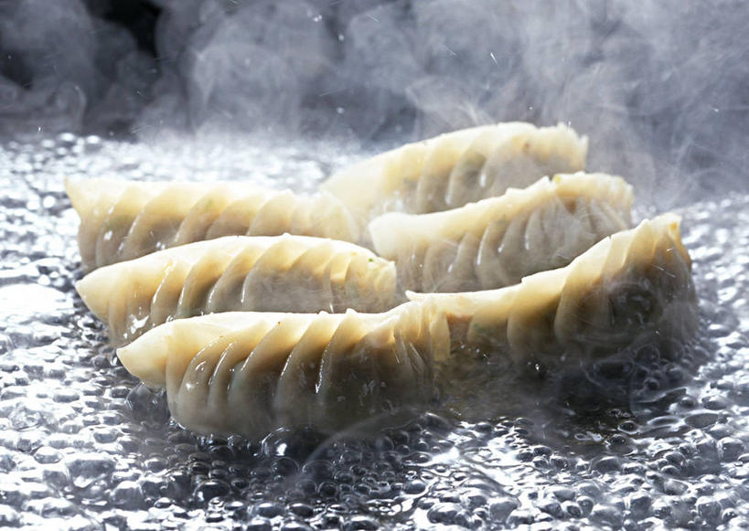 点心,无人,横图,俯视,室内,特写,白天,烹饪,雾,厨具,金属制品,一排,许多,沸腾,朦胧,模糊,整齐,并列,并排,金属,蒸汽,锅子,油炸,油炸食品,料理,食品,锅贴,煎饺,面点,水蒸气,雾气,很多,锅,美食,食物,排列,中式,煎锅,锅具,气体,队列,平行,烹饪用具,蒸发,烹调用具,烹调,彩图,高角度拍摄