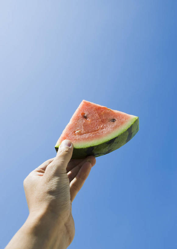 东方人,手,一个人,举,竖图,室外,特写,白天,仰视,西瓜,水果,亚洲,仅一个男性,仅一个人,一块,切开,握,阴影,新鲜,光线,影子,生食,食品,果实,拿,拿着,黄种人,食物,仅一个年轻男性,红色,蓝色,黑色,蓝天,天空,阳光,天,切,托,手部,握着,有机食品,绿色食品,晴朗,单手,剖面,切面,万里无云,男人,男性,年轻男性,亚洲人,晴空,晴空万里,寒瓜,举起,举手,举着,向上举,向上伸,向上托,半身,彩图,低角度拍摄