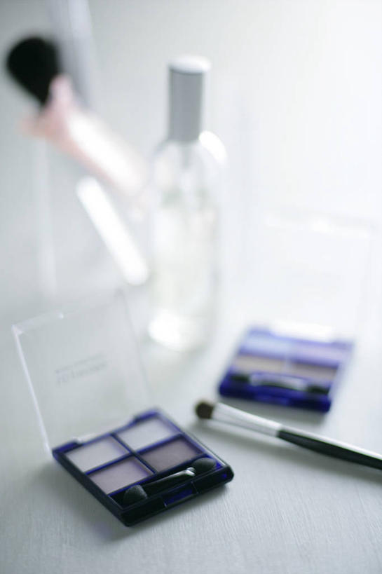 无人,竖图,俯视,室内,特写,白天,白色背景,化妆,美容,桌子,护肤,阴影,朦胧,模糊,美白,反射,润肤露,影子,彩妆,化妆刷,瓶子,刷子,塑料制品,清洁,保养,享受,休闲,塑料瓶,眼影,放松,去角质,保健,摄影,影棚,眼影刷,保湿,调色盘,滋润,美容工具,乳液,调色板,护肤品,喷雾瓶,去死皮,护肤用品,舒缓,养颜,彩妆刷,化妆工具,去污,控油,紧肤,嫩肤,祛痘,去痘,祛角质,抗衰,再生,增白,补水,祛斑,抗皱,防皱,除皱,去皱,彩图,高角度拍摄,影棚拍摄,拍摄,喷瓶,眼影调色盘