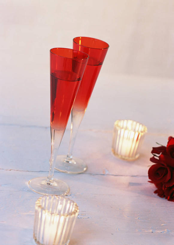 红酒,葡萄酒,无人,竖图,室内,白天,正面,植物,杯子,蜡烛,阴影,灰色背景,盛开,光线,高脚杯,火焰,影子,烛光,毛茛,草药,药草,酒类,燃烧,花蕾,中药,玻璃制品,酒,花,花瓣,花朵,鲜花,饮料,两个,红色,酒杯,花苞,花蕊,点燃,摄影,影棚,药材,中草药,香槟杯,中药材,本草,老虎脚爪草,鱼疔草,桃红葡萄酒,玻璃杯,彩图,影棚拍摄,拍摄