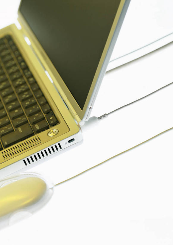 无人,竖图,俯视,室内,特写,白天,白色背景,电脑,笔记本电脑,鼠标,静物,电力,网络,电线,线,电能,线路,输入设备,通讯设备,黄色,摄影,影棚,电,一台,电源,电源线,无线,通信设备,无线网络,能量,无线上网,便携式电脑,手提电脑,彩图,高角度拍摄,影棚拍摄,拍摄