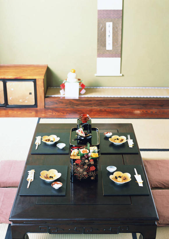 无人,竖图,俯视,室内,特写,白天,烹饪,智慧,筷子,桌面,桌子,餐具,花瓶,阴影,艺术,装饰,盛开,反射,木制,碟子,盘,影子,陶瓷,墙,日本料理,料理,食品,陶瓷制品,塌塌米,榻榻米,花蕾,文化,传统,菜肴,美食,墙壁,墙面,蒲团,花,花瓣,花朵,鲜花,食物,插花,盘子,木制品,瓶子,容器,碟,碗,日式料理,花苞,花蕊,日式,佳肴,储藏,礼节,华丽,修饰,插花艺术,点缀,创造,储存,创作,礼仪,想象,衬托,美观,雅致,雅观,叠席,蒲墩,圆座,进餐用具,彩图,高角度拍摄,贮存