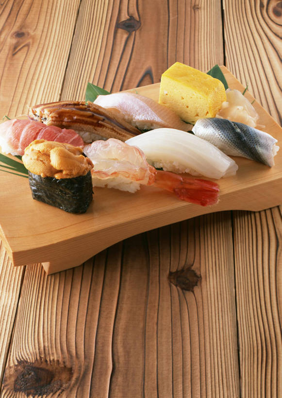 海鲜,米饭,寿司,无人,竖图,俯视,室内,特写,白天,烹饪,餐桌,桌子,海胆,叶子,一排,许多,阴影,整齐,装饰,反射,木制,影子,蛋,鸡蛋,肉,虾,鱼卵,鱼肉,日本料理,料理,食品,绿叶,案板,饭,鲔鱼,鱼籽,水产,鲑鱼卵,金枪鱼,菜肴,美食,肉类,大虾,海洋生物,砧板,食物,排列,木制品,日式料理,日式,嫩叶,佳肴,对虾,餐台,华丽,修饰,点缀,五谷,吞拿鱼,队列,水生动物,手握寿司,海产品,醋饭,水生物,肉食,海底动物,斑节虾,握寿司,押寿司,衬托,美观,雅致,雅观,卵,刺锅子,海刺猬,四喜饭,东方对虾,中国对虾,叶,叶片,彩图,高角度拍摄