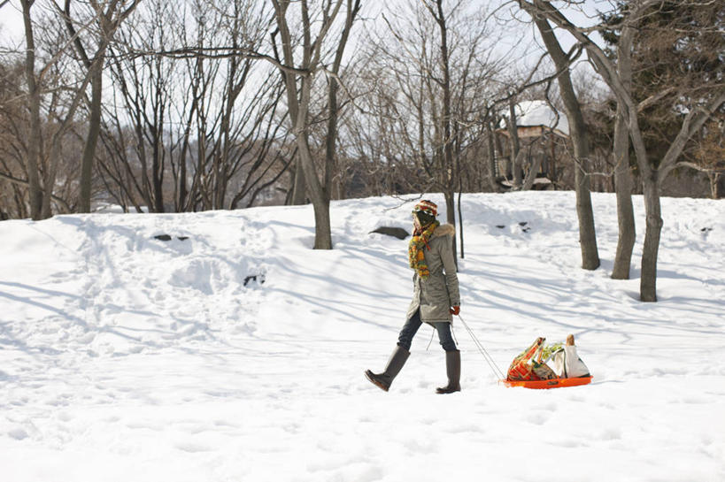 东方人,一个人,走,横图,室外,白天,侧面,购物,旅游,度假,消费,美景,森林,树林,雪,植物,大雪,袋子,帽子,亚洲,仅一个女性,仅一个人,握,阴影,服装,装饰,光线,包装袋,手提袋,影子,积雪,景观,雪景,冬季,冬天,购物袋,拿,拿着,注视,休闲装,黄种人,娱乐,车,树,树木,衣服,绿色,天空,阳光,自然,围巾,交通工具,天,观察,看,仅一个中年女性,享受,休闲,温暖,休闲服,景色,放松,寒冷,握着,金融,服饰,生长,成长,围脖,观看,保暖,华丽,雪橇,点缀,察看,御寒,购买,关注,自然风光,载具,雪橇车,贸易,衬托,美观,雅致,雅观,棉帽,严寒,女人,女性,中年女性,亚洲人,步行,散步,走路,彩图,全身