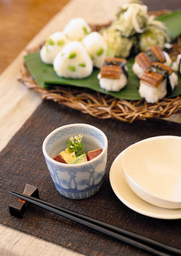 米饭,饭团,鳗鱼,无人,交叉,竖图,俯视,室内,特写,白天,烹饪,餐桌,筷子,桌子,竹子,鳗鲡,蔬菜,餐具,叶子,阴影,竹制,朦胧,模糊,新鲜,编织,反射,碟子,篮子,盘,影子,肉,鱼肉,日本料理,料理,食品,绿叶,筷架,饭,筷枕,文化,传统,菜肴,美食,肉类,食物,盘子,竹篮,碟,日式料理,日式,嫩叶,佳肴,有机食品,绿色食品,餐台,竹条,礼节,筷子架,康吉鳗,交织,五谷,竹制品,礼仪,肉食,河鳗,白鳗,青鳝,风馒,穿插,叶,叶片,进餐用具,白鳝,彩图,高角度拍摄