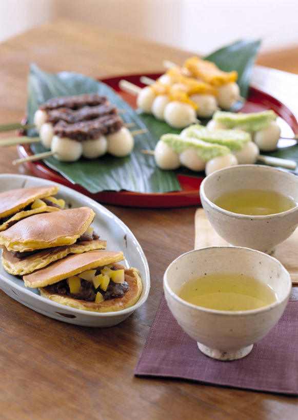 点心,无人,竖图,俯视,室内,特写,白天,烹饪,幸福,餐桌,茶,桌子,杯子,叶子,阴影,反射,木制,影子,肉,日本料理,铜锣烧,茶叶,料理,食品,黄金饼,糯米丸子,甜点,甜品,荷叶,丸子,两杯,娱乐,馅饼,菜肴,美食,肉类,肉丸,竹签,食物,糕点,木制品,水杯,日式料理,甜食,享受,休闲,日式,温馨,放松,乐趣,佳肴,餐台,提神,舒适,醒脑,肉食,取食签,莲叶,叶,叶片,茶杯,彩图,高角度拍摄