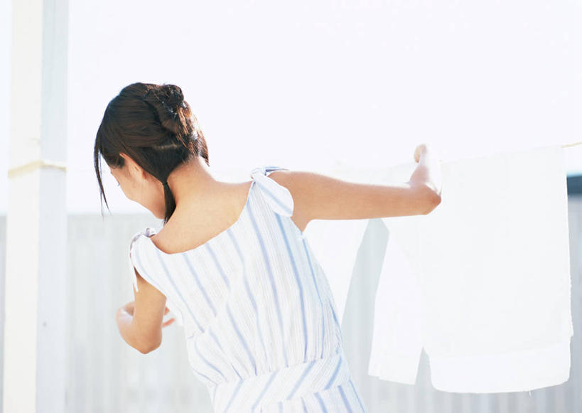 东方人,一个人,露台,站,横图,室外,白天,阳台,亚洲,仅一个年轻女性,仅一个女性,仅一个人,握,阴影,服装,光线,纺织物,影子,拿,拿着,扭头,休闲装,黄种人,背面,衣服,阳光,毛巾,清洁,站着,转头,休闲,休闲服,握着,服饰,保暖,透气,防水,储水,耐磨,吸水,年轻女性,女人,女性,亚洲人,站立,半身,彩图,露天阳台