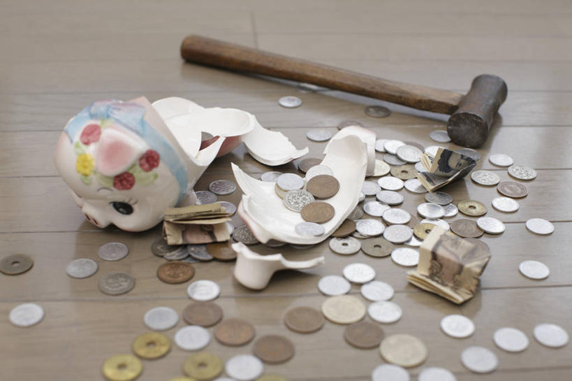 无人,横图,俯视,室内,特写,白天,钱,地板,静物,一把,许多,敲打,阴影,破碎,反射,锤子,工具,榔头,钱币,影子,地面,很多,凌乱,木地板,一个,容器,储蓄罐,器皿,储蓄,存钱,钞票,金融,理财,纸币,经济,单个,五金,混乱,变形,紧固,破裂,资金,存钱罐,矫正,存款,塑形,流通,纸钞,贸易,摧毁,贮钱罐,储钱罐,扑满,牢固,纷乱,缭乱,庞杂,货币,现金,硬币,彩图,高角度拍摄