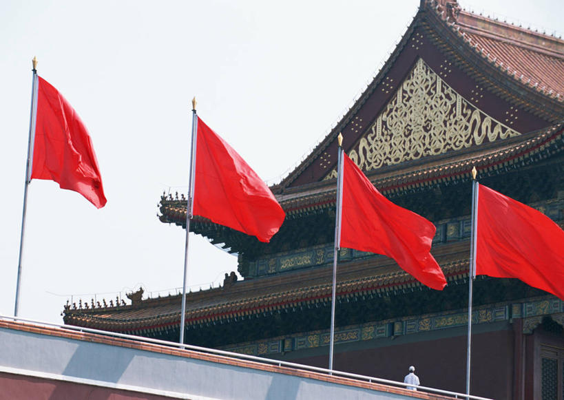 无人,天安门,横图,室外,白天,仰视,旅游,度假,名胜古迹,标志建筑,地标,建筑,旗帜,国旗,北京,天安门广场,中国,亚洲,一排,阴影,遗迹,整齐,光线,瓦片,影子,屋顶,首都,顶棚,瓦,古迹,文物,娱乐,建设,古建筑,五星红旗,排列,红色,蓝色,蓝天,天空,阳光,天,享受,休闲,旅游胜地,放松,建造,晴朗,队列,中国国旗,古文明,东亚,屋瓦,万里无云,中华人民共和国,北京市,京,北平,华北地区,旗,晴空,晴空万里,彩图,低角度拍摄,四面,红地五星旗,中华人民共和国国旗