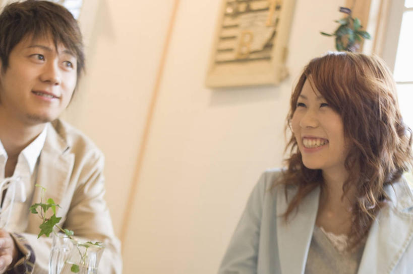 东方人,两个人,坐,笑,微笑,露齿笑,横图,室内,白天,正面,爱情,植物,亚洲,阴影,服装,朦胧,模糊,时间,反射,盆栽,影子,墙,盆景,浪漫,计时,注视,休闲装,黄种人,墙壁,墙面,衣服,绿色,白色,自然,观察,看,休闲,温暖,温馨,休闲服,恩爱,恋人,服饰,生长,成长,观看,日期,和睦,察看,挂历,关注,咖啡店,咖啡屋,男人,男性,年轻男性,年轻女性,女人,女性,亚洲人,情侣,日历,坐着,半身,彩图,咖啡馆,伴侣,融洽