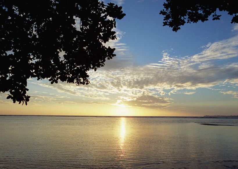 无人,横图,室外,白天,正面,旅游,度假,海浪,海洋,美景,太阳,植物,叶子,巴布亚新几内亚,阴影,光线,影子,景观,浪花,水平线,云,云朵,辽阔,绿叶,海平线,云彩,娱乐,树,树木,蓝色,绿色,白云,蓝天,天空,阳光,自然,海水,天,享受,休闲,广阔,嫩叶,景色,放松,生长,晴朗,成长,一望无际,自然风光,大洋洲,海景,无边无际,一马平川,巴布亚新几内亚独立国,俾斯麦群岛,叶,叶片,大海,风浪,海,海水的波动,近岸浪,涌浪,晴空,彩图,卡维恩,新爱尔兰岛,水天相接,水天一线