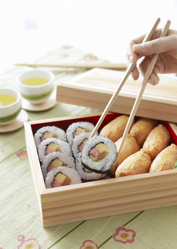 寿司,东方人,一个人,站,竖图,俯视,室内,特写,白天,烹饪,餐桌,厨房,筷子,桌子,杯子,餐具,亚洲,仅一个年轻女性,仅一个女性,仅一个人,一排,许多,握,整齐,盖子,木盒,日本料理,料理,食品,紫菜,夹,拿,拿着,黄种人,文化,传统,菜肴,美食,盒子,食物,排列,木制品,水杯,日式料理,站着,日式,握着,佳肴,餐台,礼节,夹着,队列,礼仪,鱼卷,膜菜,索菜,坛紫菜,子菜,紫英,紫瑛,年轻女性,女人,女性,亚洲人,茶杯,进餐用具,站立,半身,彩图,高角度拍摄,灶间