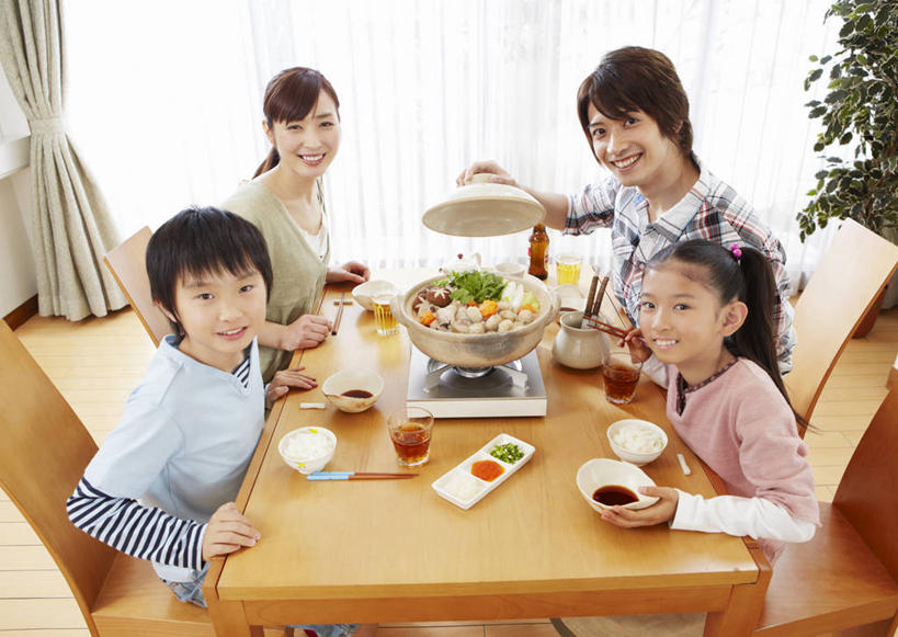 东方人,儿童,四个人,家庭,夫妻,母亲,父亲,女儿,儿子,客厅,坐,笑,微笑,露齿笑,横图,俯视,室内,白天,爱情,烹饪,纯洁,餐桌,窗户,筷子,桌子,萝卜,胡萝卜,蔬菜,餐具,椅子,亚洲,握,服装,新鲜,碟子,盖子,盘,菌菇,香菇,肉,日本料理,牛肉,料理,食品,锅盖,丸子,浪漫,拿,菌类,拿着,注视,休闲装,黄种人,文化,传统,菜肴,美食,肉类,肉丸,玻璃窗,食物,小孩,衣服,盘子,碟,日式料理,观察,看,休闲,日式,温暖,温馨,父女,父子,母女,母子,一家人,休闲服,食用菌,恩爱,父爱,可爱,母爱,童年,童趣,握着,恋人,服饰,佳肴,有机食品,绿色食品,餐台,观看,礼节,和睦,察看,起居室,关注,礼仪,肉食,童真,烂漫,无邪,寿喜锅,天真,男孩,男人,男性,年轻男性,年轻女性,女孩,女人,女性,亚洲人,孩子,年轻人,夫妇,情侣,进餐用具,烹调用具,红萝卜,甘荀,坐着,半身,彩图,高角度拍摄,牛肉火锅,伴侣,融洽,男生,女生