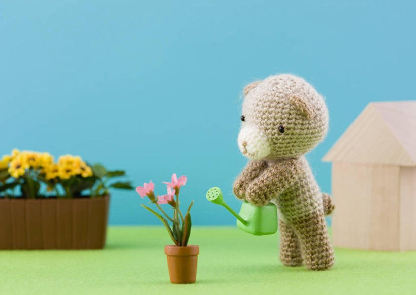 无人,家,站,横图,室内,特写,白天,正面,爱情,游戏,幸福,太阳,植物,向日葵,熊,静物,玩具,工艺美术品,握,阴影,蓝色背景,艺术,卷曲,盛开,编织,缠绕,反射,壶,盆栽,玩偶,影子,房屋,屋子,盆景,泰迪熊,织物,艺术品,拿,玩,花蕾,洒水壶,拿着,娱乐,线团,楼房,住宅,水壶,花,花瓣,花朵,鲜花,纺织,一只,绿色,自然,玩具熊,工艺品,毛线,花苞,花蕊,站着,休闲,益智,握着,摄影,毛绒玩具,影棚,生长,成长,工艺,美术,安慰,发泄,消遣,光辉,沉默,忠诚,宣泄,勇敢,浇水壶,罗斯福熊,投缘,爱慕,高傲,朝阳花,葵花,望日莲,向阳花,转日莲,玩耍,嬉戏,站立,彩图,全身,影棚拍摄,拍摄,房子