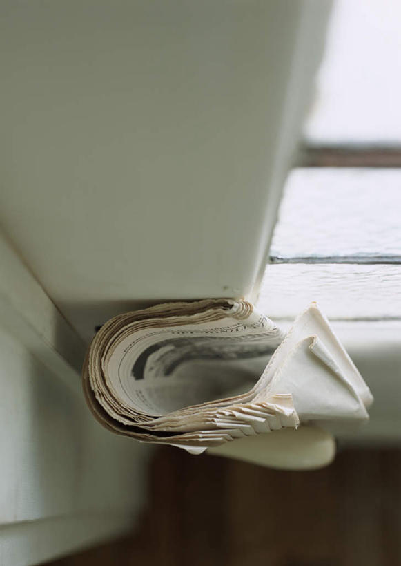 无人,竖图,俯视,室内,特写,白天,阅读,窗户,门,静物,报纸,学习,阴影,反射,木制,影子,玻璃窗,把手,门把手,木制品,门框,看,浏览,门把,拉手,彩图,高角度拍摄