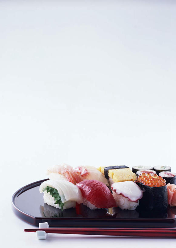 海鲜,米饭,寿司,无人,竖图,俯视,室内,特写,白天,白色背景,烹饪,餐桌,筷子,桌子,鱿鱼,黄瓜,蔬菜,餐具,一排,一双,许多,阴影,新鲜,整齐,反射,碟子,盘,影子,蛋,鸡蛋,肉,虾,鱼卵,鱼肉,日本料理,料理,食品,筷架,饭,鲔鱼,鱼籽,筷枕,文化,传统,水产,鲑鱼卵,金枪鱼,菜肴,美食,肉类,大虾,海洋生物,食物,排列,盘子,碟,日式料理,日式,摄影,佳肴,有机食品,绿色食品,影棚,对虾,餐台,礼节,筷子架,五谷,吞拿鱼,队列,水生动物,手握寿司,海产品,醋饭,礼仪,水生物,肉食,海底动物,斑节虾,握寿司,押寿司,卵,四喜饭,东方对虾,中国对虾,进餐用具,柔鱼,枪乌贼,青瓜,胡瓜,彩图,高角度拍摄,影棚拍摄,拍摄