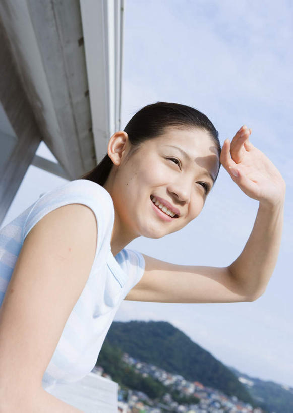 东方人,一个人,家,露台,站,笑,微笑,露齿笑,竖图,室外,白天,仰视,山,山脉,阳台,亚洲,仅一个年轻女性,仅一个女性,仅一个人,阴影,服装,光线,影子,房屋,屋子,山峰,云,云朵,公寓,山峦,云彩,扭头,注视,休闲装,黄种人,洋房,楼房,住宅,衣服,蓝色,白云,蓝天,天空,阳光,群山,天,观察,看,站着,转头,休闲,休闲服,服饰,晴朗,观看,察看,关注,年轻女性,女人,女性,亚洲人,晴空,站立,半身,彩图,低角度拍摄,房子,露天阳台